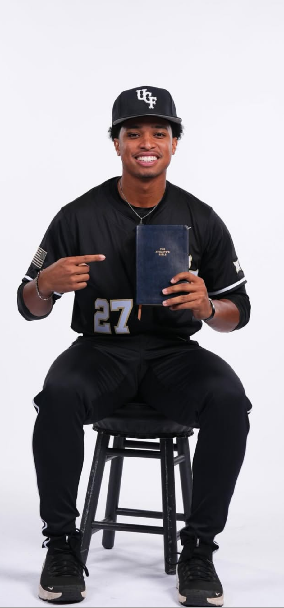 DeAmez Ross, UCF #27, holding a Bible